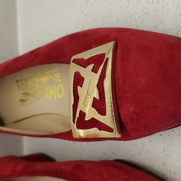 SALVATORE FERRAGAMO suede kitten heels (sz 6AA) - Picture 5 of 9